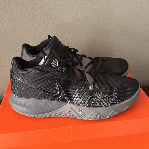 Black Kyrie Flytrap 1. Size 10.5 - Picture 3 of 5